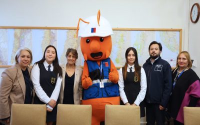Ministra de Obras Públicas se reúne con estudiantes que representarán a Chile en competencia internacional sobre el agua en Suecia